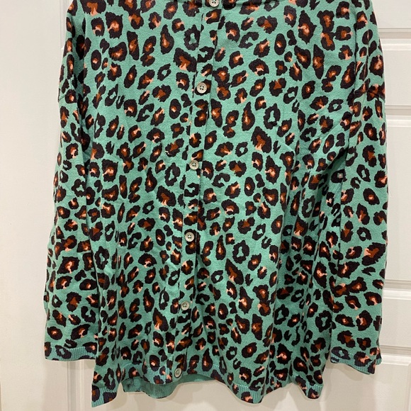 Leopard print buttons on the back light sweater - Picture 2 of 2